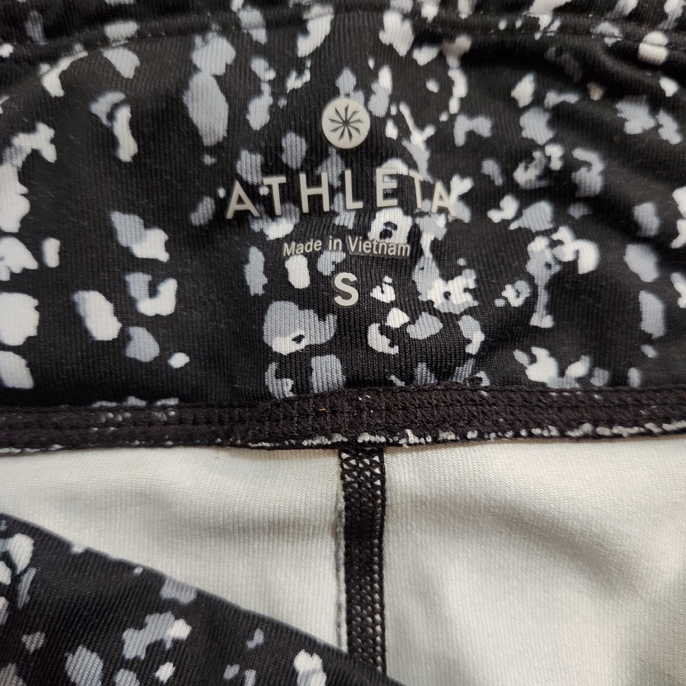 Athleta Printed Crop Leggings with Pockets  & Mesh - Picture 4 of 4